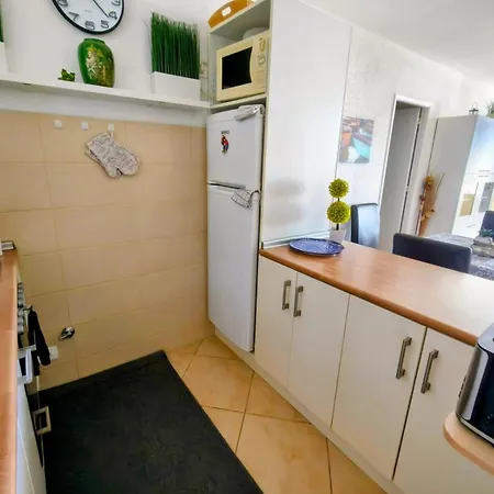 Sky View And Sunny Apartment